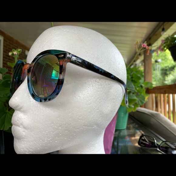 Beach Themed Sunglasses - Picture 3 of 5